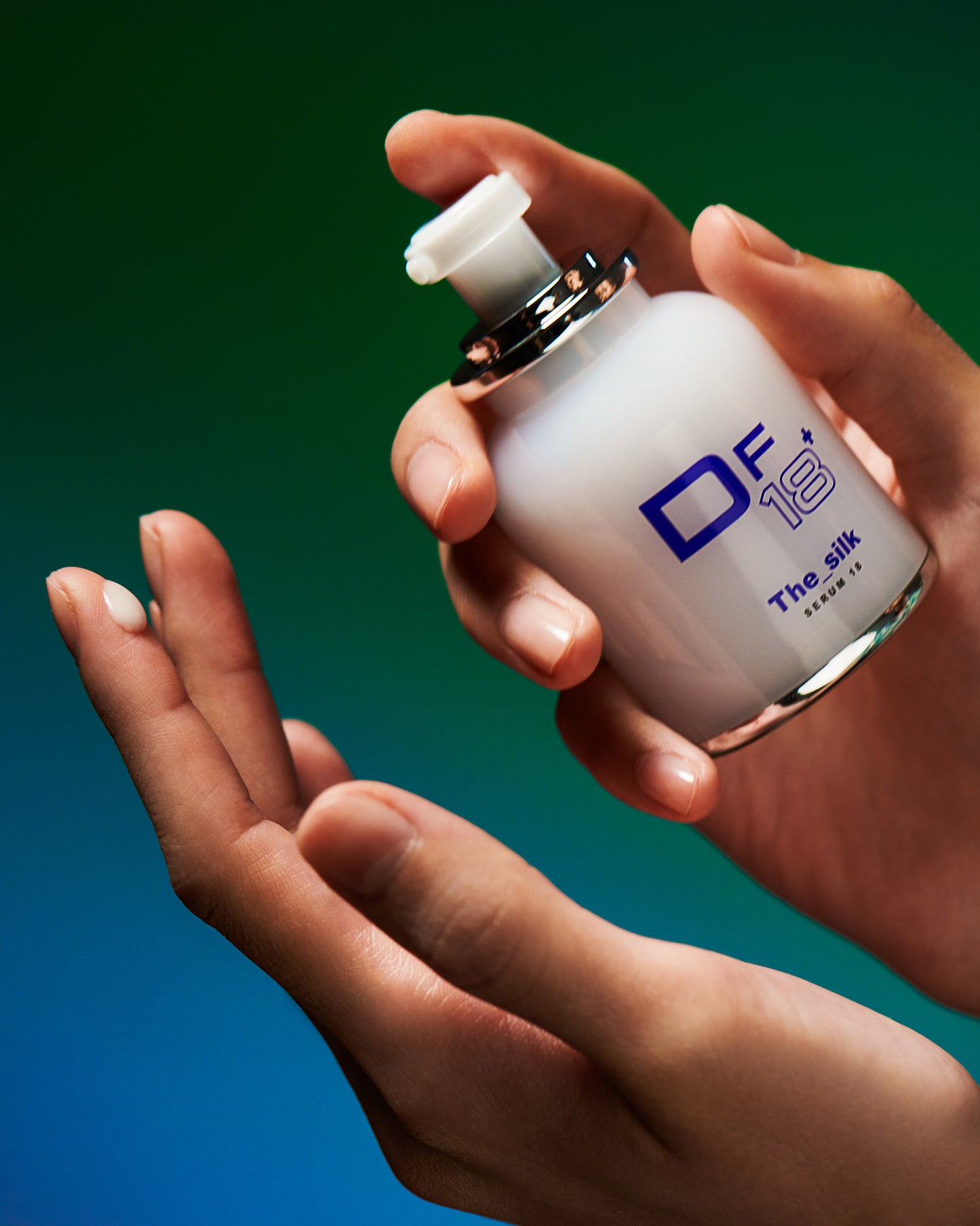 Flacone del siero viso illuminante The Silk di DF18+.
