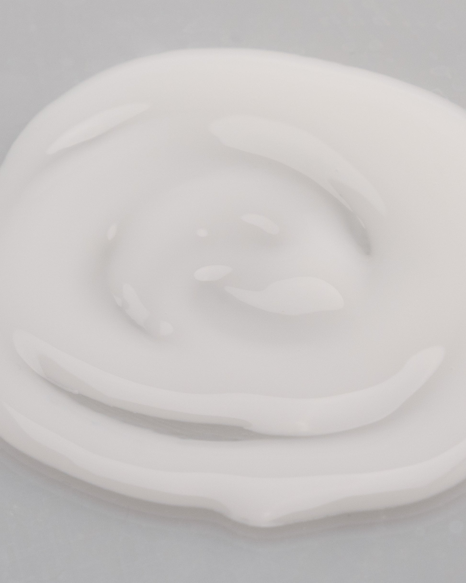 DF18+ Skingenius Serum in Cream shown in its texture. 