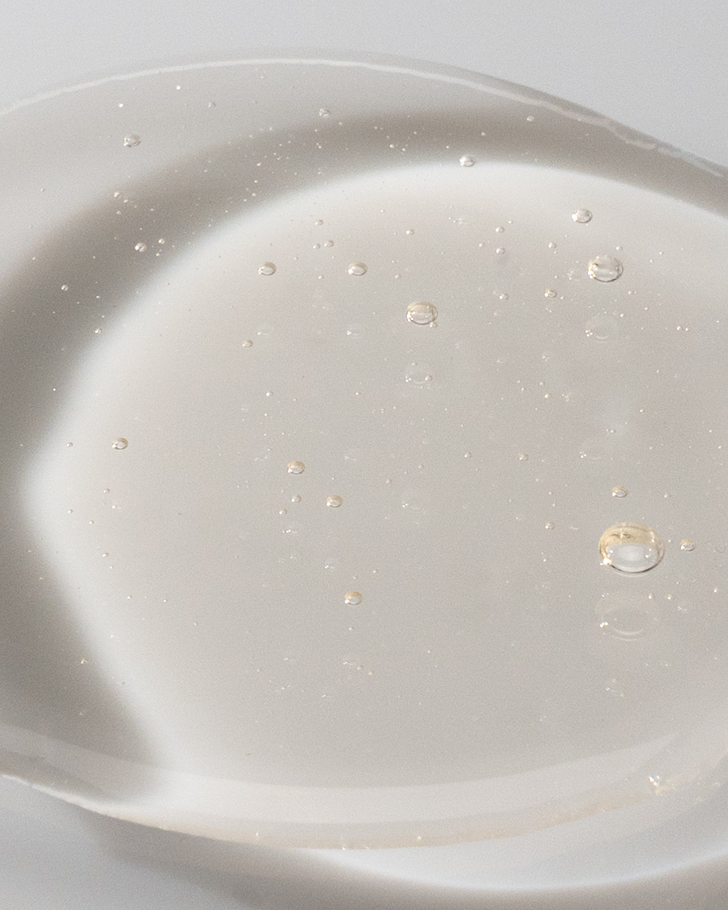 Reset_0, the innovative purifying and chelating shampoo by DF18+ shown in its gelly texture. 