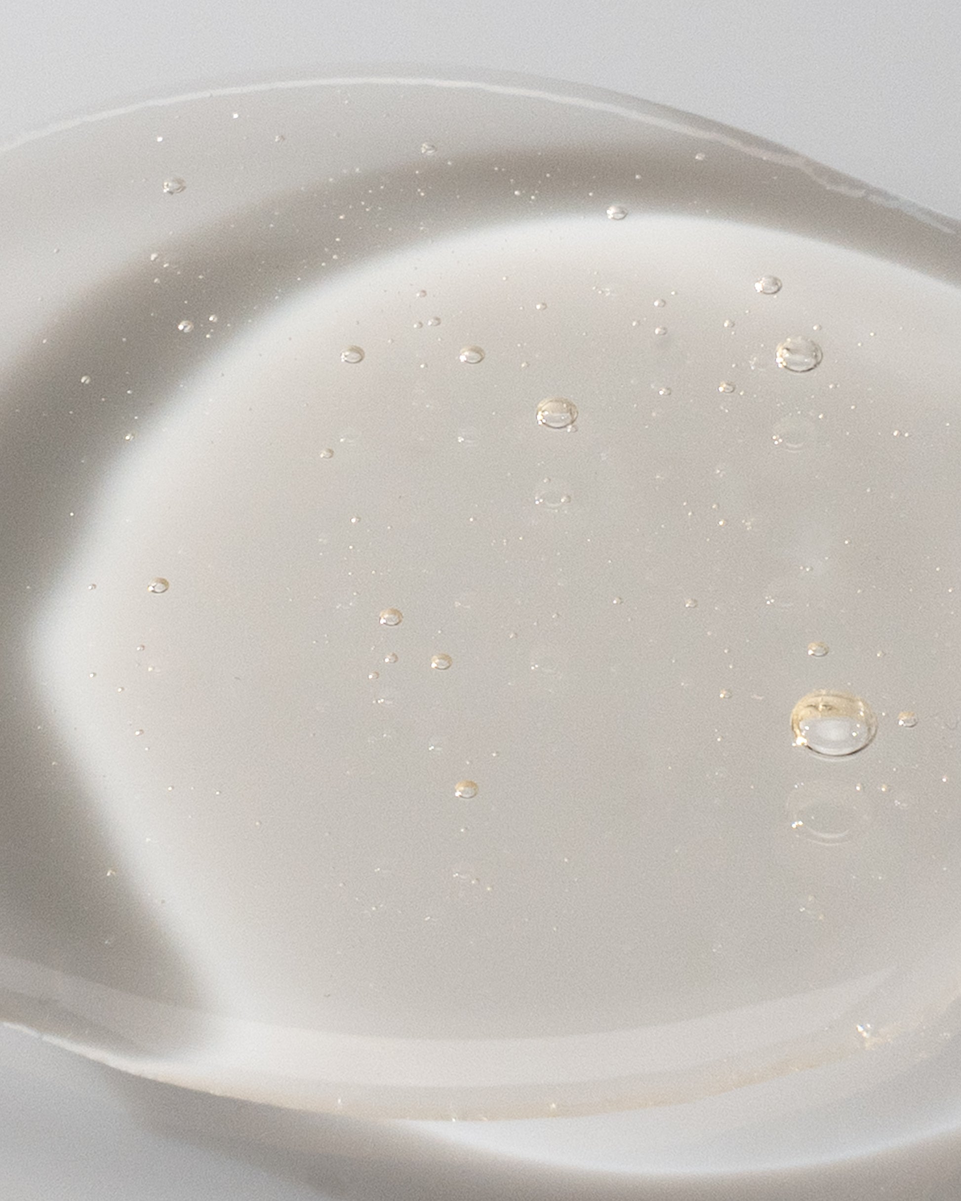 Reset_0, the innovative purifying and chelating shampoo by DF18+ shown in its gelly texture. 