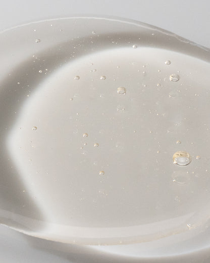 Reset_0, the innovative purifying and chelating shampoo by DF18+ shown in its gelly texture. 