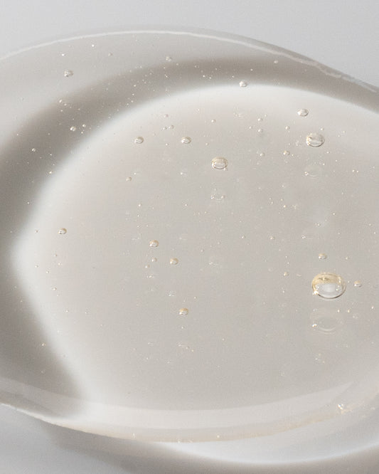 Reset_0, the innovative purifying and chelating shampoo by DF18+ shown in its gelly texture. 