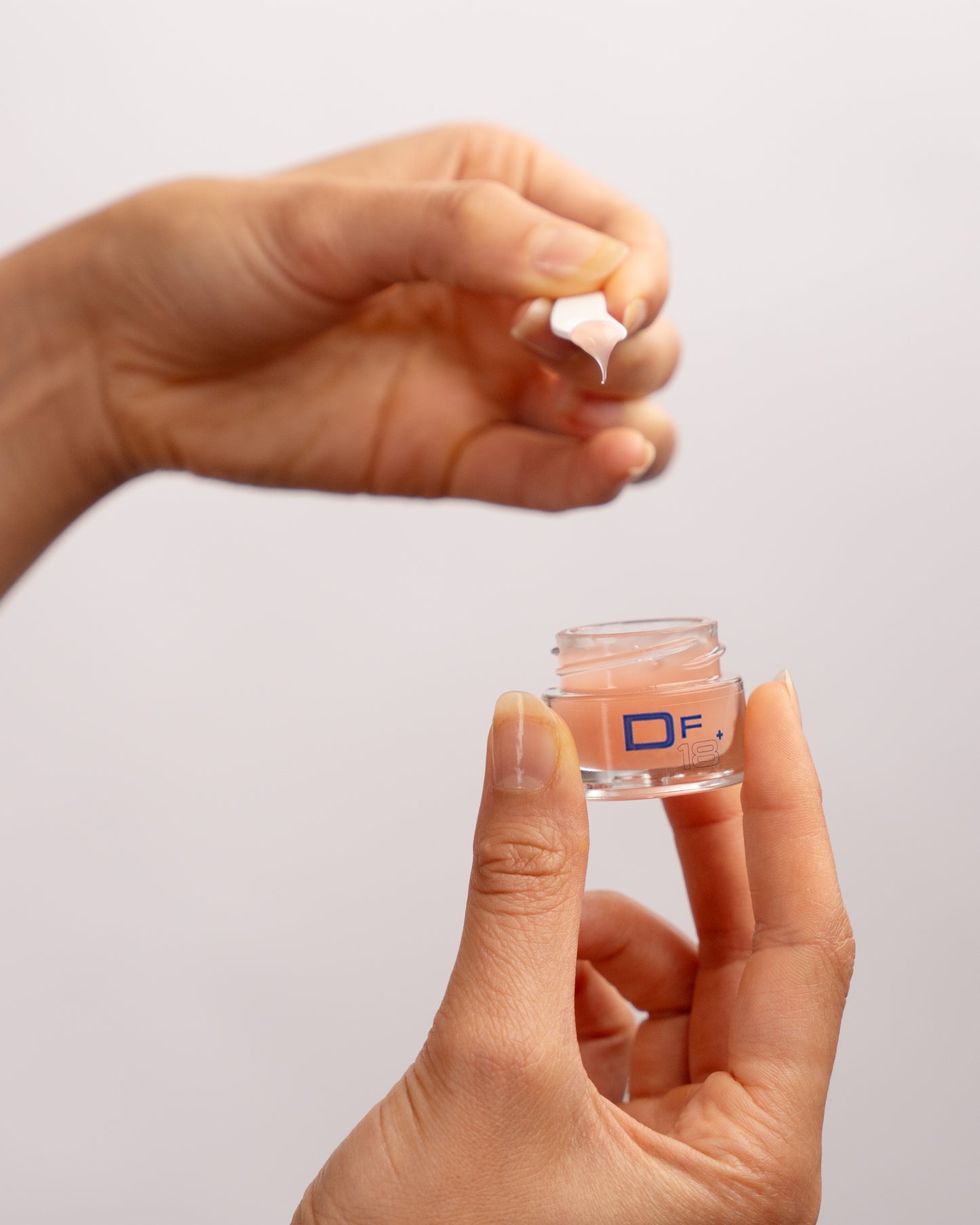 The Lip Filler, l'iconico balsamo labbra, maschera e gloss di DF18+, nel suo barattolo.