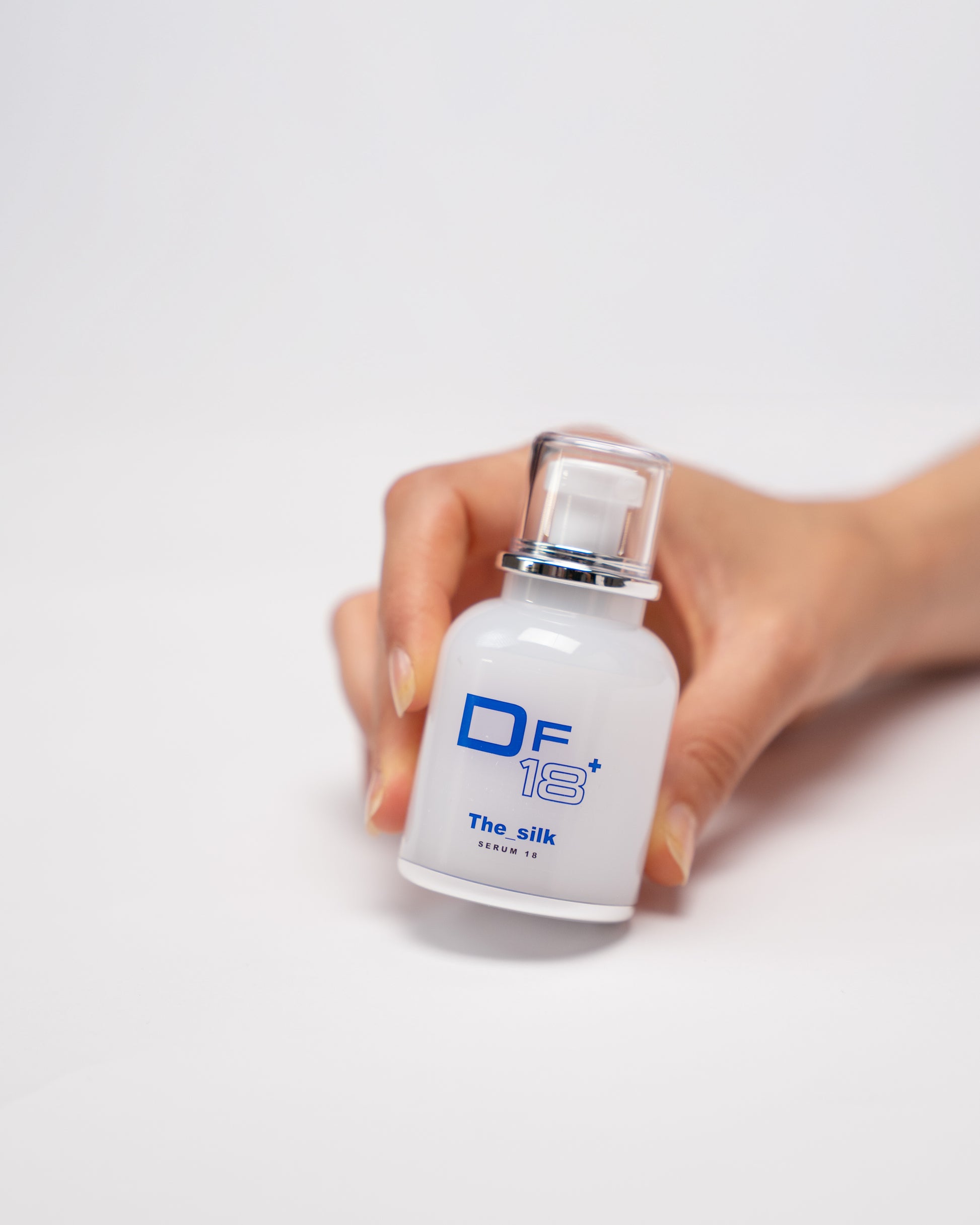 Flacone del siero illuminante The Silk di DF18+. 
