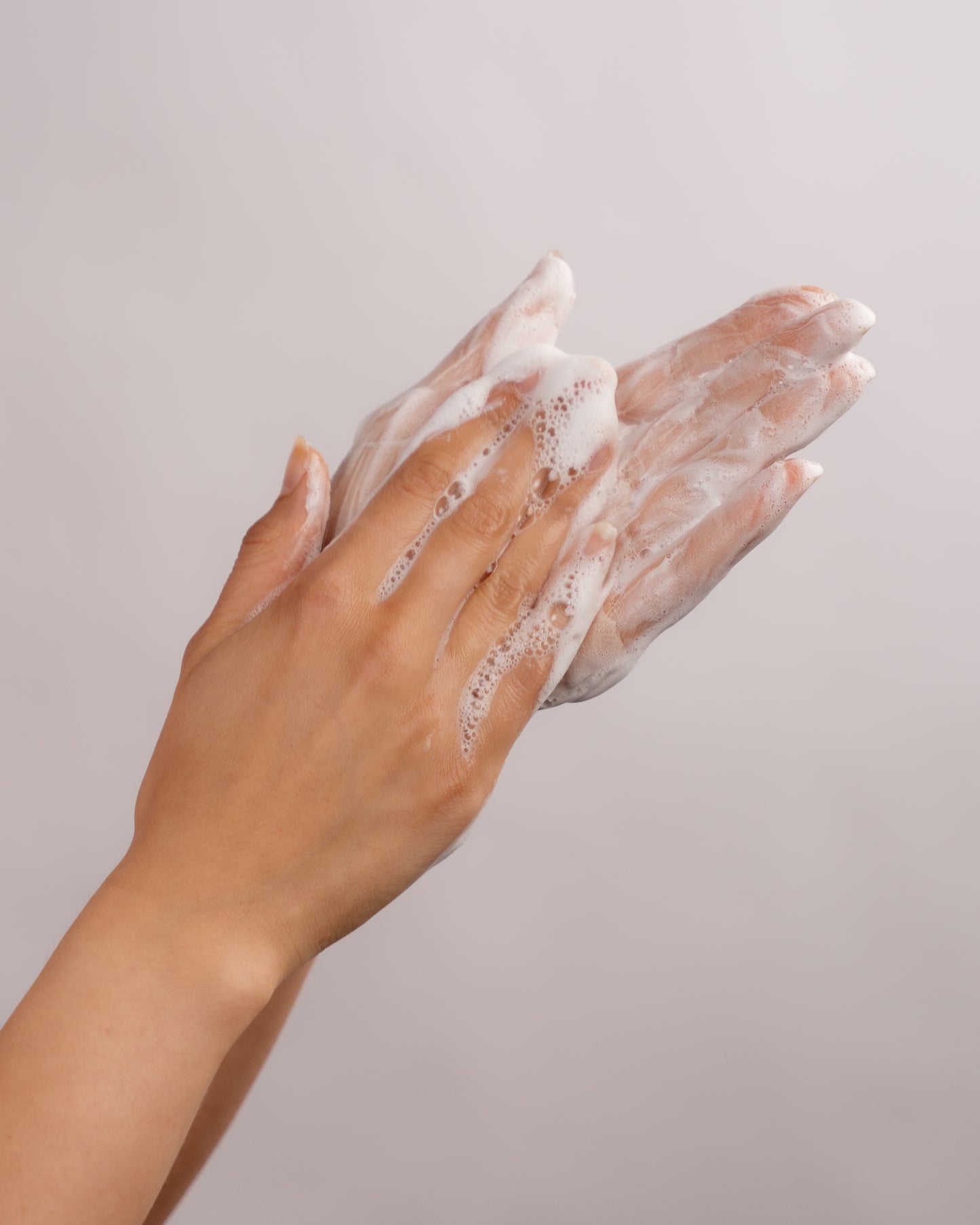 Passaggio da texture cremosa a schiumosa di The Softening, il detergente viso purificante di DF18+.