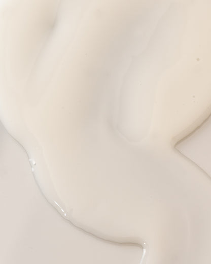 Texture of DF18+ Skingenius Vitamin + Serum. Skin rejuvenation treatment.