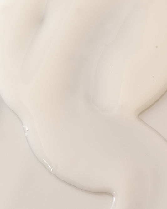 Texture of DF18+ Skingenius Vitamin + Serum. Skin rejuvenation treatment.